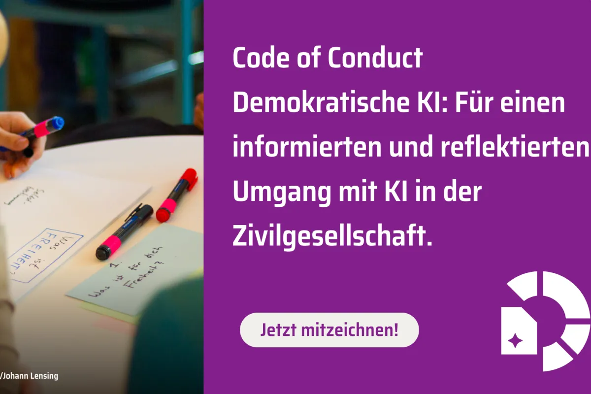 Sharepic, links Hintergrundbild mit Blick auf Konferenztisch, rechts abgetrennt mit lila Hintergrund Aufschrift: "Code of Conduct, Demokratische KI, für einen informierten und reflektierten Umgang mit KI in der Zivilgesellschaft, Jetzt unterschreiben